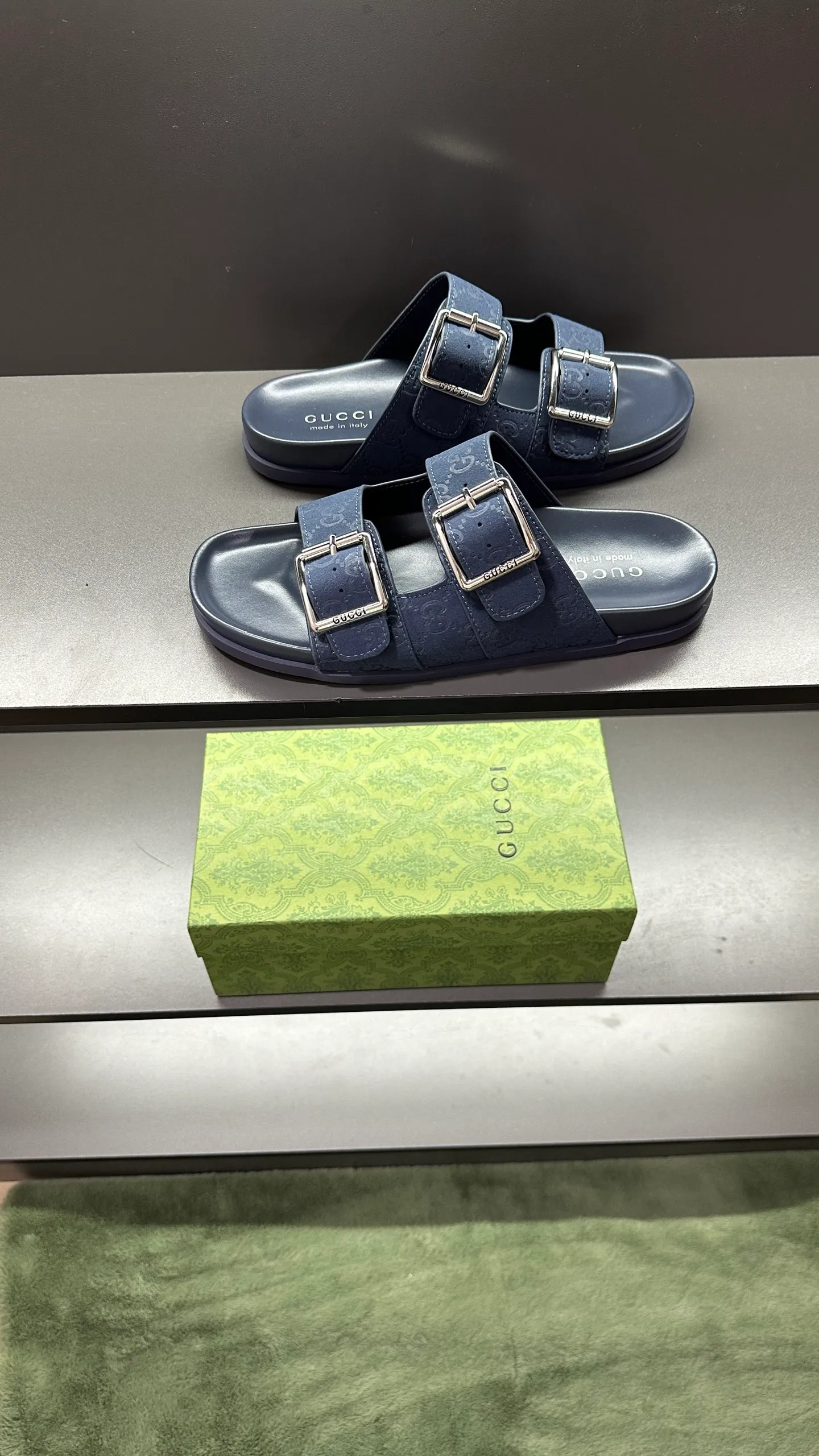 [G Home New Style] P: 320💰Men's size 39~45, (46. Customized) This slipper is made of GG polyester fiber and is decorated with a Gucci label on the front, which adds a striking logo feel to the style. "Gucci Made in Italy" stamped label Rubber sole Flat Made in Italy